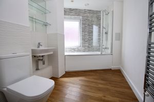Main Bathroom- click for photo gallery